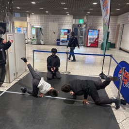 ブレイクダンスにチャレンジする来場者とスタッフのインストラクター