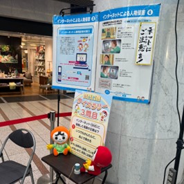 クイズスタンプラリー。クイズ文とキャラクター人形を設置した。