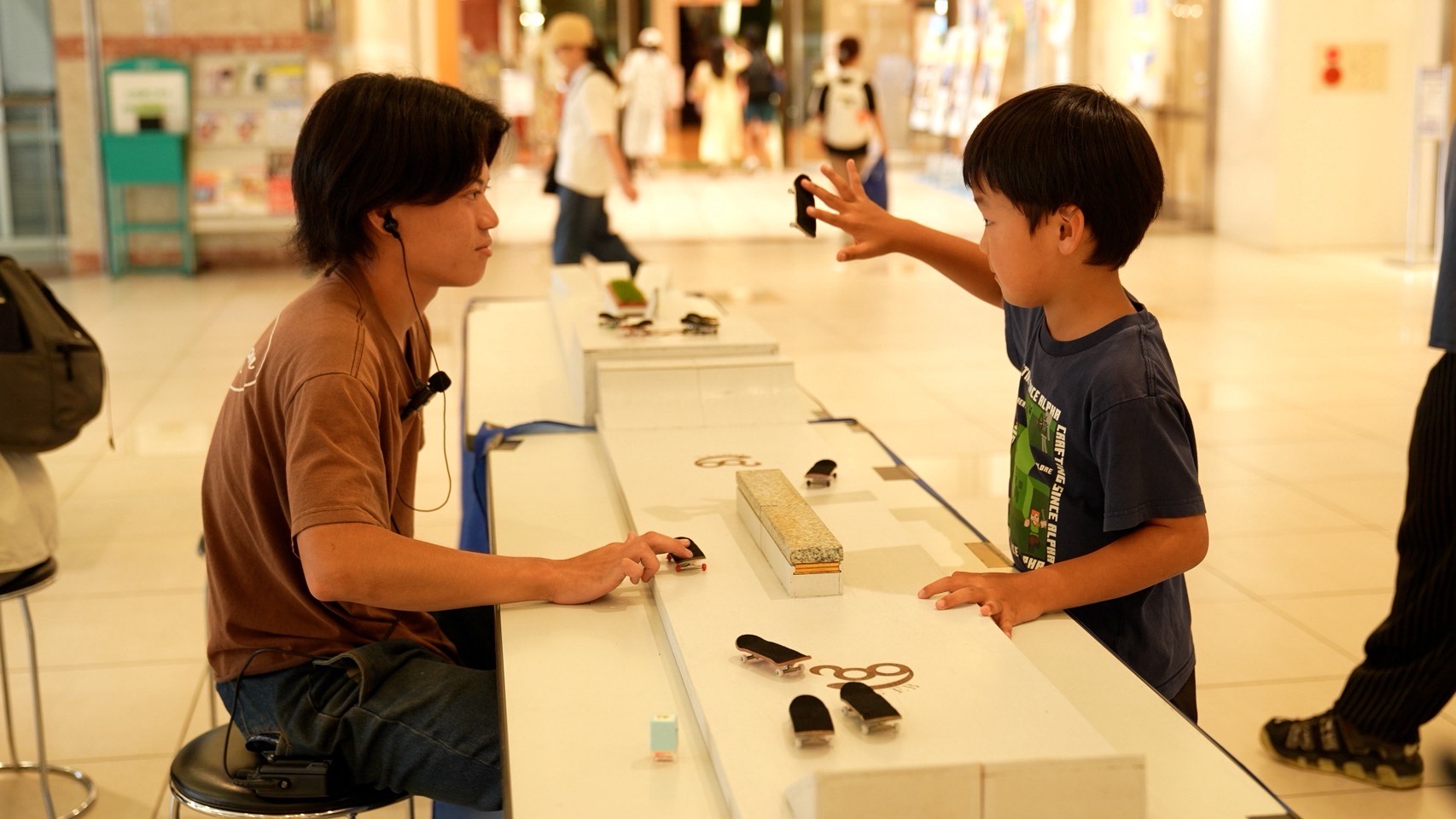 指スケで遊ぶ子どもとインストラクター
