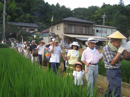 虫おくりの様子