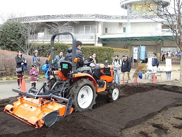 トラクターデモンストレーションの様子