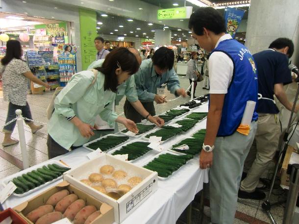 夏季農産物品評会の審査