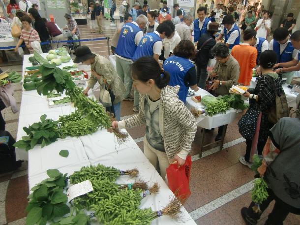 夏季農産物品評会の即売