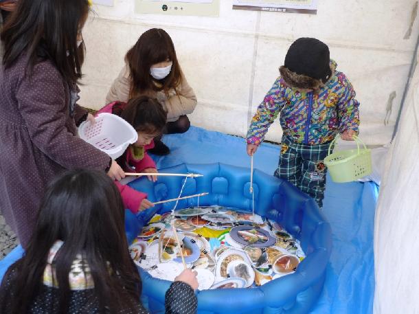 食べもの釣りゲームの様子