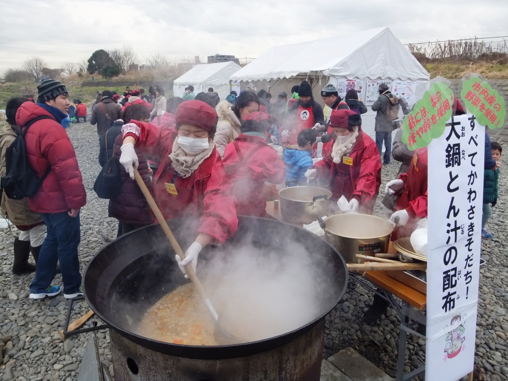 大鍋とん汁の配布