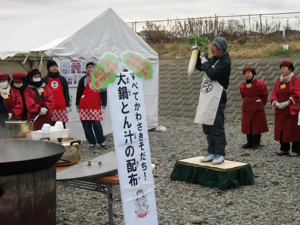 大鍋とん汁の配布