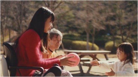 公園で遊んでいる親子との出会い