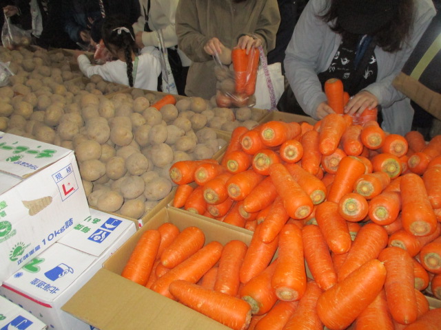 野菜の詰め放題販売