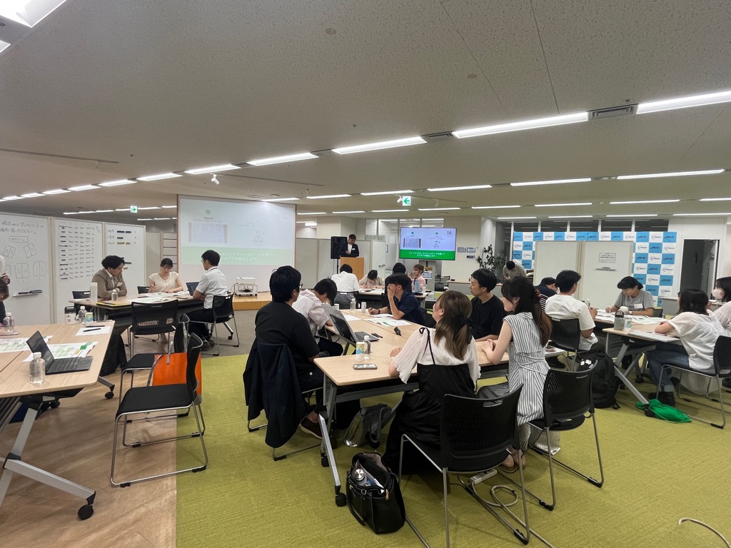 ホスト企業と学生が5グループに分かれてディスカッションしている様子