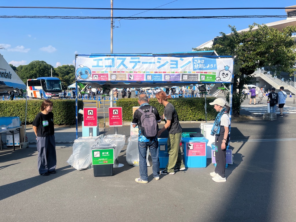 チーム川崎フロンターレの学生がスタジアムのゴミステーションで実地調査を行っている様子