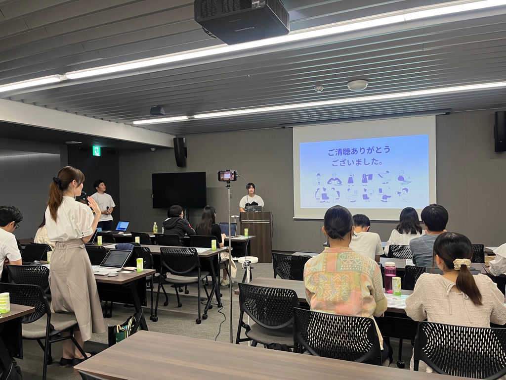 学生の中間発表に対し、企業担当者がフィードバックを行っている様子