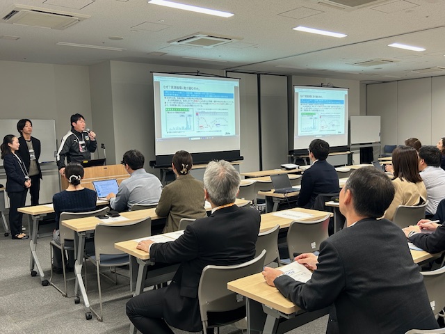 ホスト企業と学生が聴講者に向けて発表を行っている様子