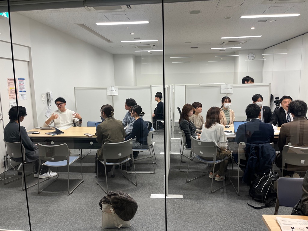 ホスト企業、学生、共創パートナーがマッチングブースで面談を行っている様子