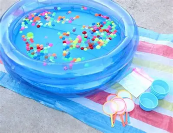 スーパーボールが水に浮かんでいるの画像