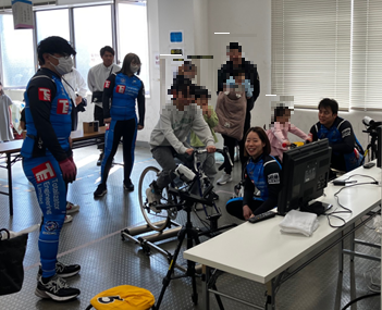 選手と来場者がスピードチャレンジを体験する様子