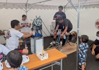 チャリ氷を自転車を漕いで作る様子
