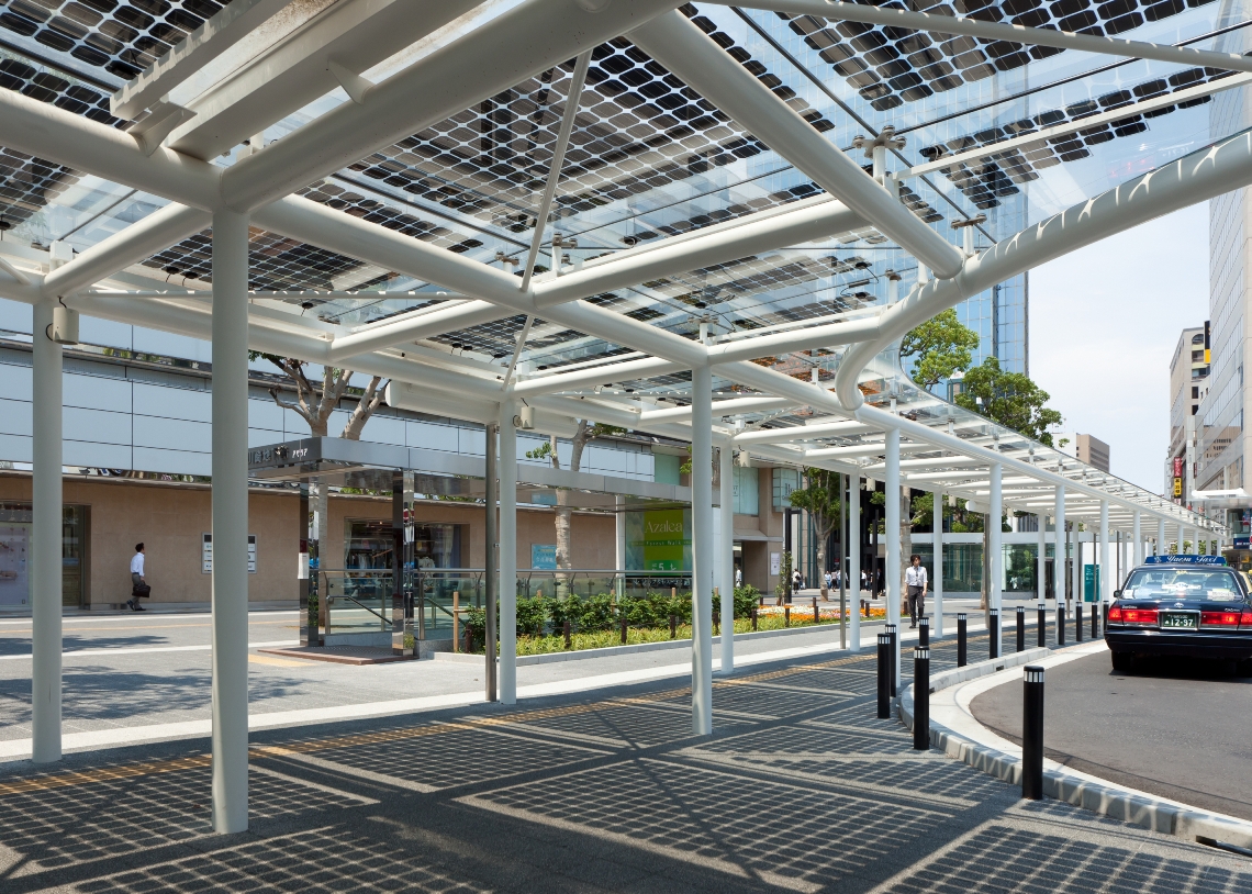 川崎駅東口駅前広場の太陽電池パネル