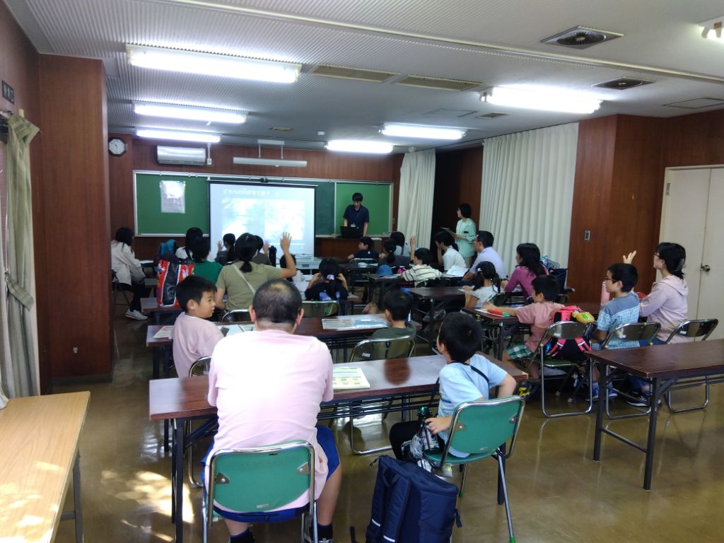 川編の講義を受けている様子です。川崎市の水環境についてお話を聞いています。