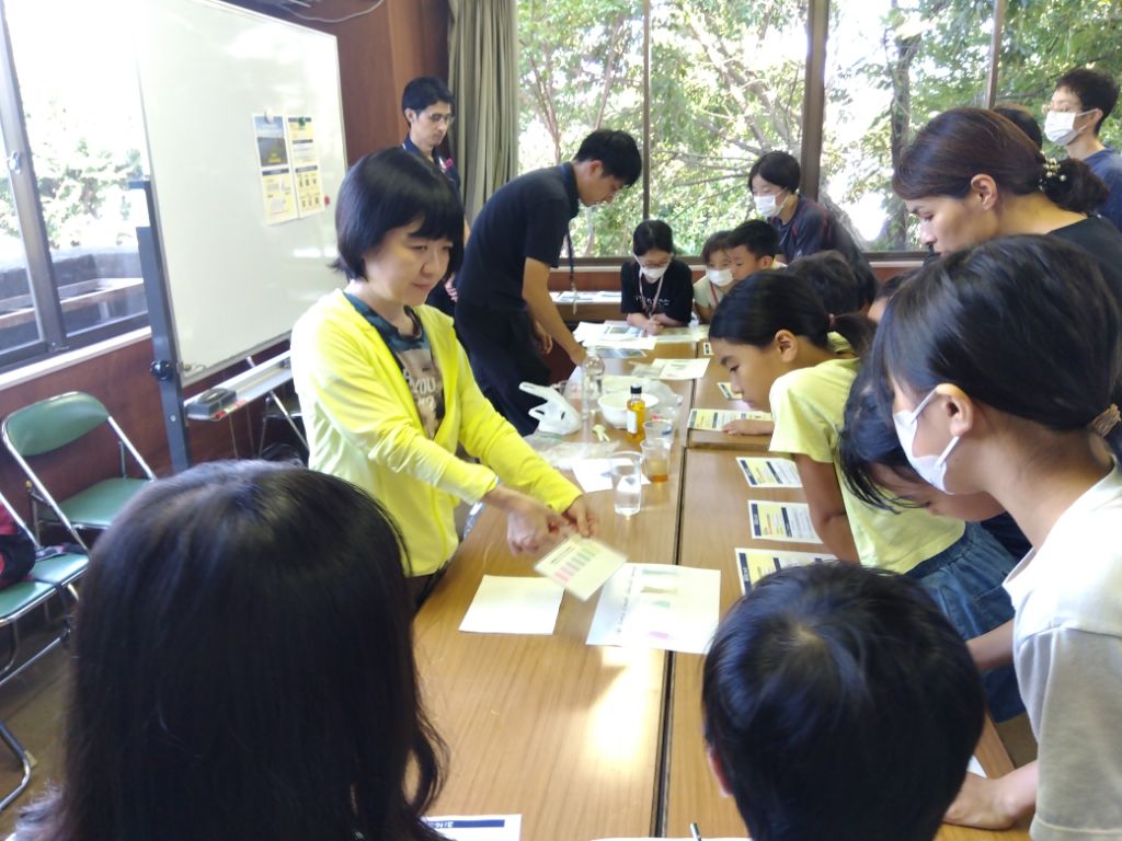 パックテストを用いて、川の水質の調査を行っています。