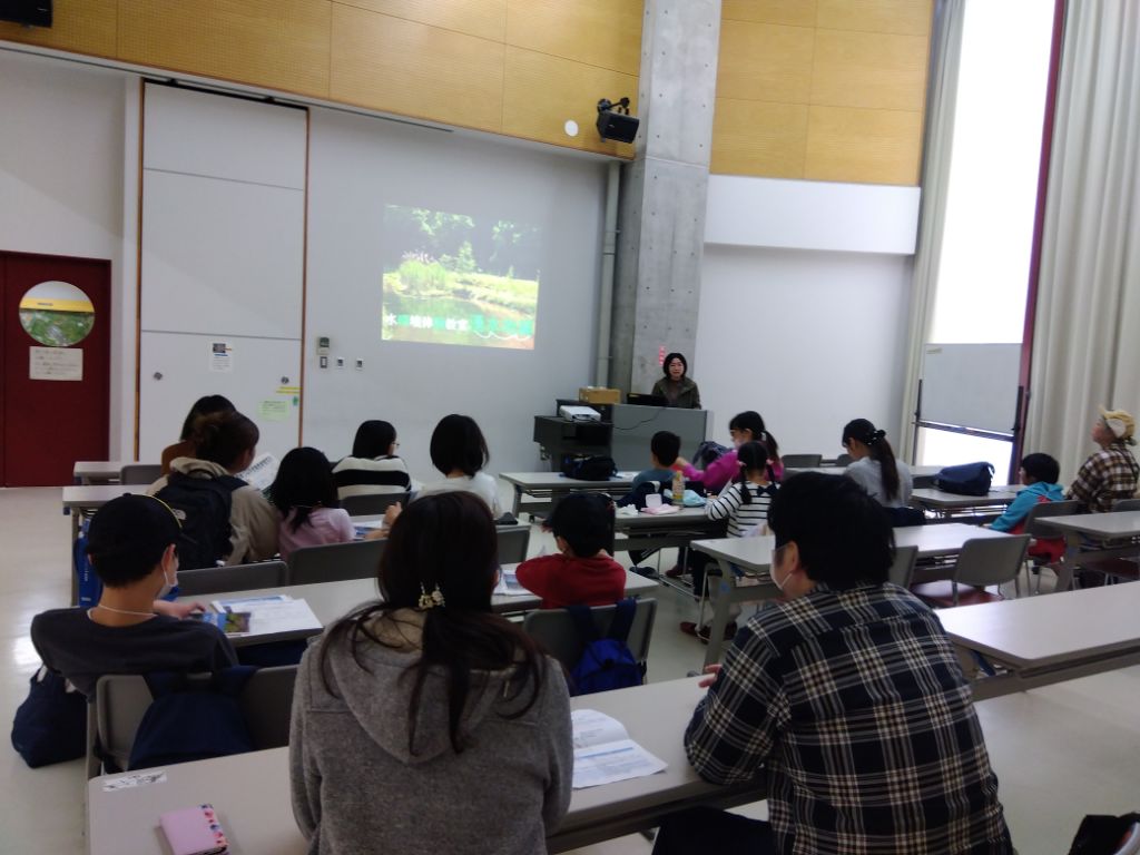 湧水地編の講義を受けている様子です。川崎市の水環境についてお話を聞いています。