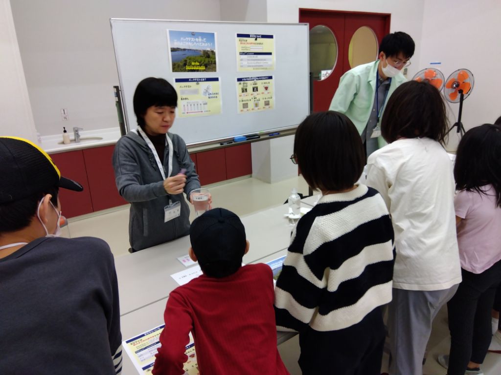 パックテストを用いて、湧水地の水質の調査を行っています。