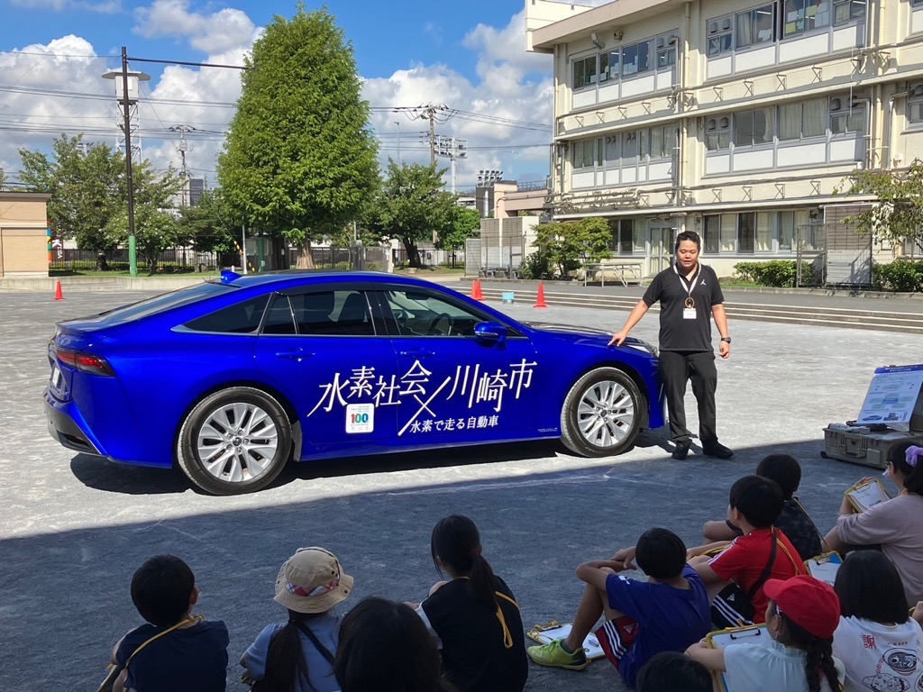 外部給電器による電気取り出しの実演の写真