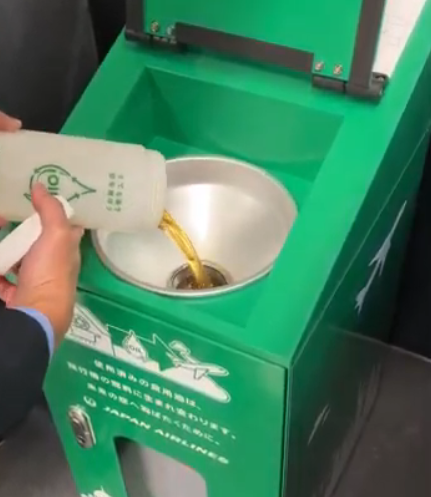 廃食用油を流し込んでいる様子