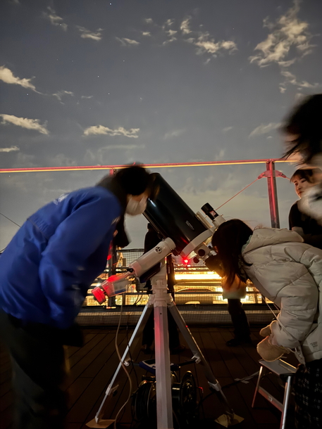 望遠鏡で土星を観察している参加者が写っている写真