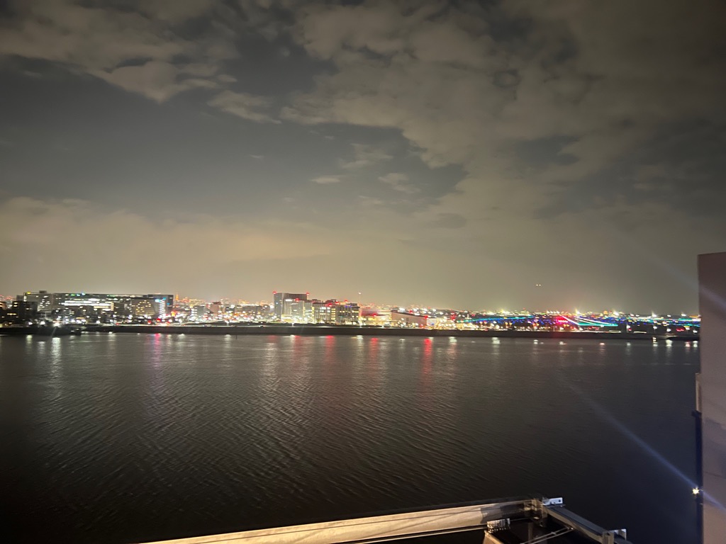 秋開催の対岸の夜景の様子と雲が広がった空が写っている写真