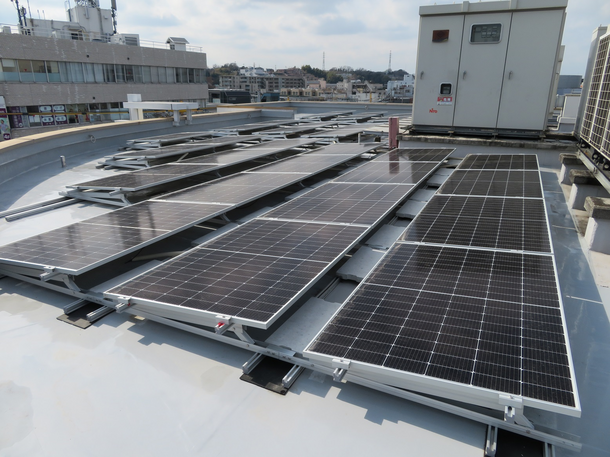 屋根置き太陽光発電設備の写真