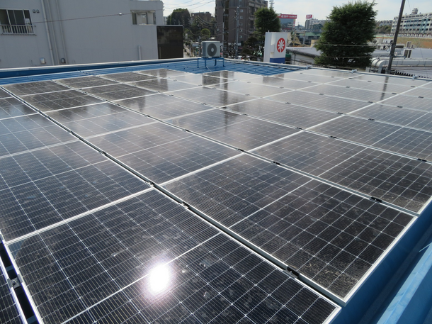 屋根置き太陽光発電設備の写真