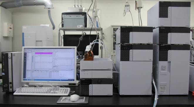 高速液体クロマトグラフという分析機器です。