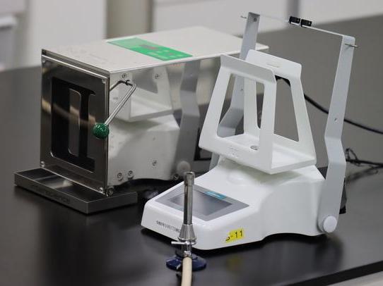 検体を前処理（計量、均質化）するための機器の写真