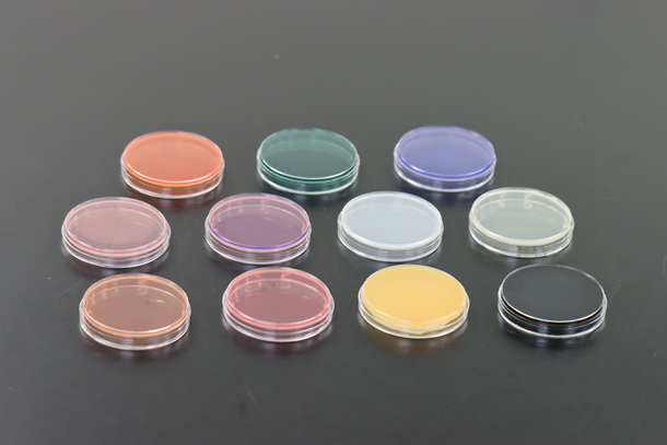 食中毒菌を選択的に分離するための各種寒天培地の写真