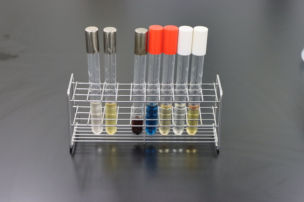 食中毒菌を選択的に増やすための各種液体培地の写真