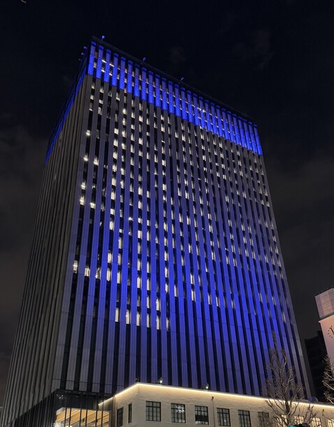 ブルーライトアップした本庁舎の写真