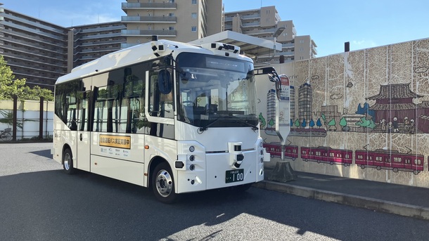大師橋駅のバス停に停車中の自動運転バス