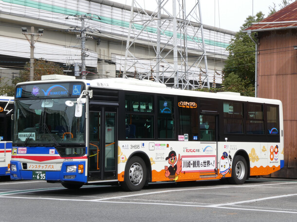 臨港バスと元祖ニュータンタンメン本舗のコラボラッピングバスの写真