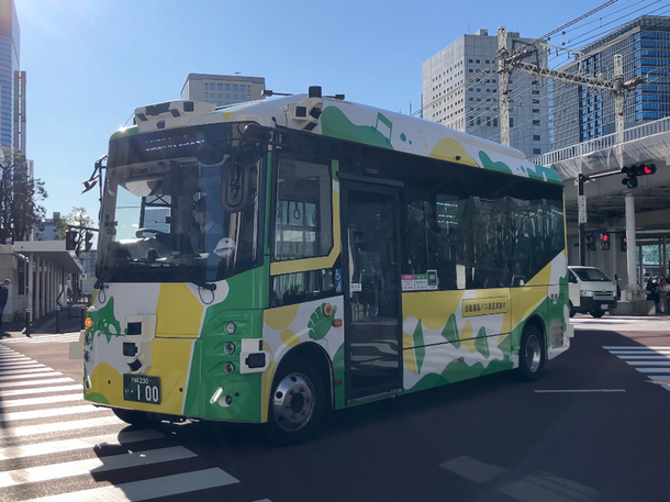 川崎駅前を走行する自動運転バスの写真