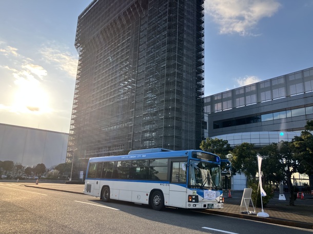 川崎マリエンに停車中の直行バスの写真