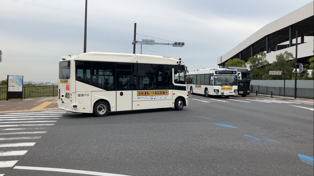自動運転バスMinibus2.0とERGAの写真