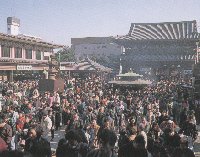 平間寺(川崎大師)境内。賑わいの写真。