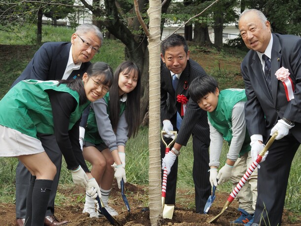 記念植樹の様子