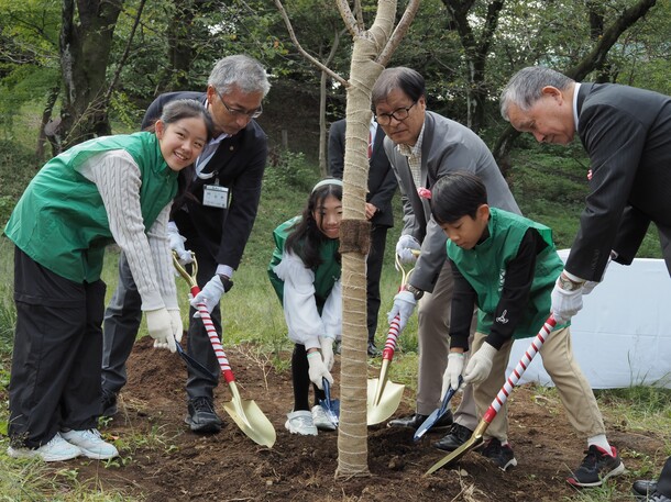 記念植樹の様子その2