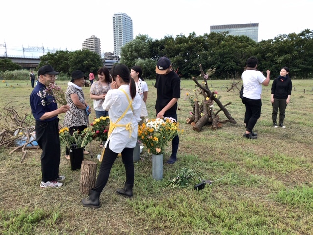 河川敷でいけばな体験「屋外いけばな展」（2019,高津区）