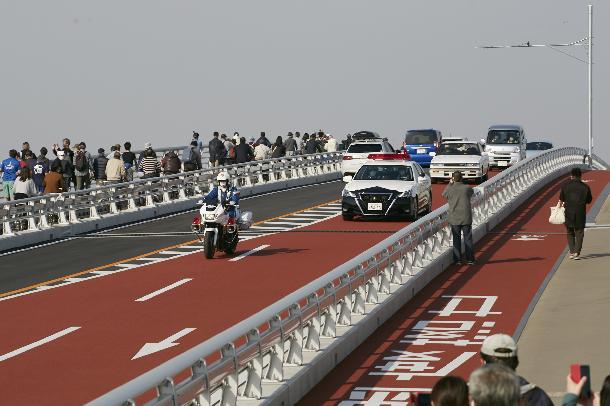 (多摩川スカイブリッジ開通の様子)