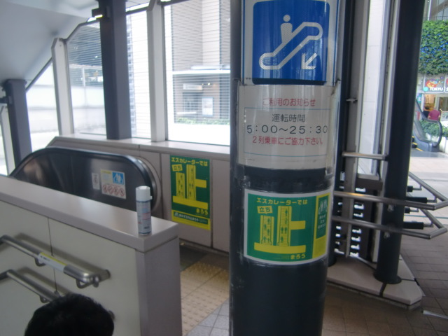 ポスターが掲示された武蔵小杉駅連絡通路のエスカレーター周辺