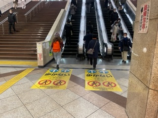 川崎駅中央通路のラッピングの写真