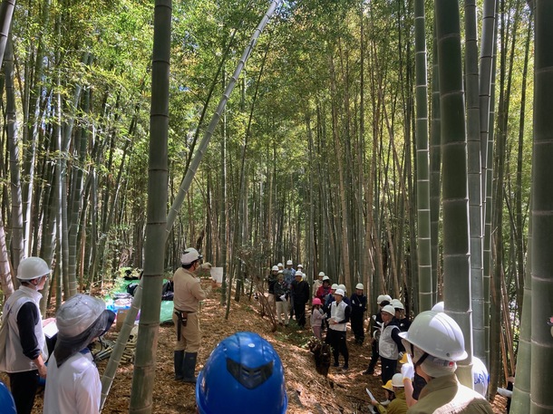 川崎市公園緑地協会の作業説明を聞く参加者たち