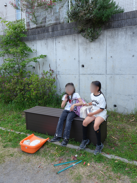 ベンチにしてくつろぐ子どもたち